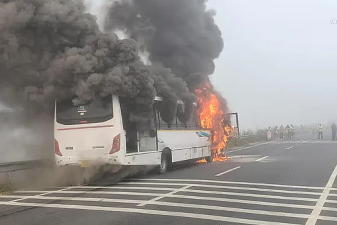 நேருக்கு நேர் மோதல்; எரிந்து எலும்புக்கூடான தனியார் பேருந்து