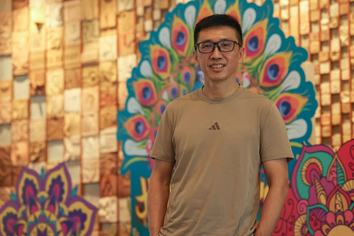 இந்தியச் சமூக விழா நினைவுகளை ஓவியமாக்கும் யிப் 