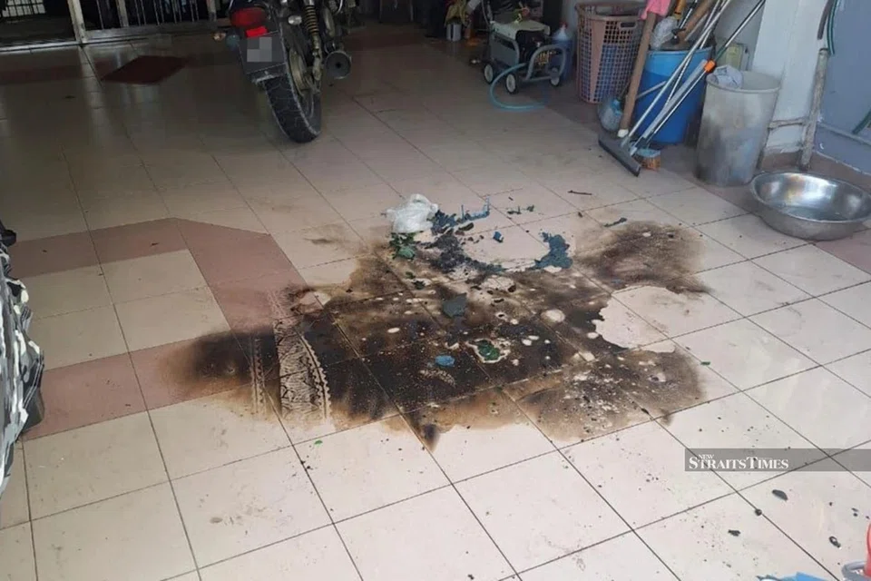 ஜோகூர் பாருவில் உள்ள ஹூ சோங் காங்கின் வீட்டின்முன் கடன் முதலைகள் பெட்ரோல் குண்டு வீசினர். 