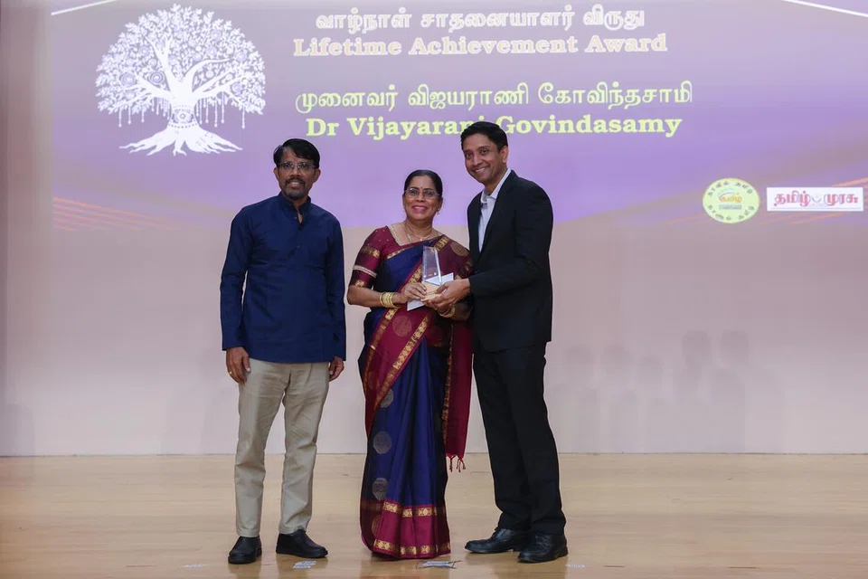 உமறுப்புலவர் தமிழ்மொழி நிலையத்தில் ஆகஸ்ட் 30ஆம் தேதி நடைபெற்ற நல்லாசிரியர் விருது விழாவில் பங்கேற்ற கலாசார, சமூக, இளையர்துறை மற்றும் மனிதவள துணையமைச்சரும் தமிழ்மொழிக் கற்றல் வளர்ச்சிக் குழுத் தலைவருமான தினே‌ஷ் வாசு தாசிடமிருந்து விருதுபெறும் ஆசிரியை விஜயராணி கோவிந்தசாமி. சிங்கப்பூர்த் தமிழாசிரியர் சங்கத் தலைவர் தனபால் குமார் (இடது) உடன் உள்ளார்.