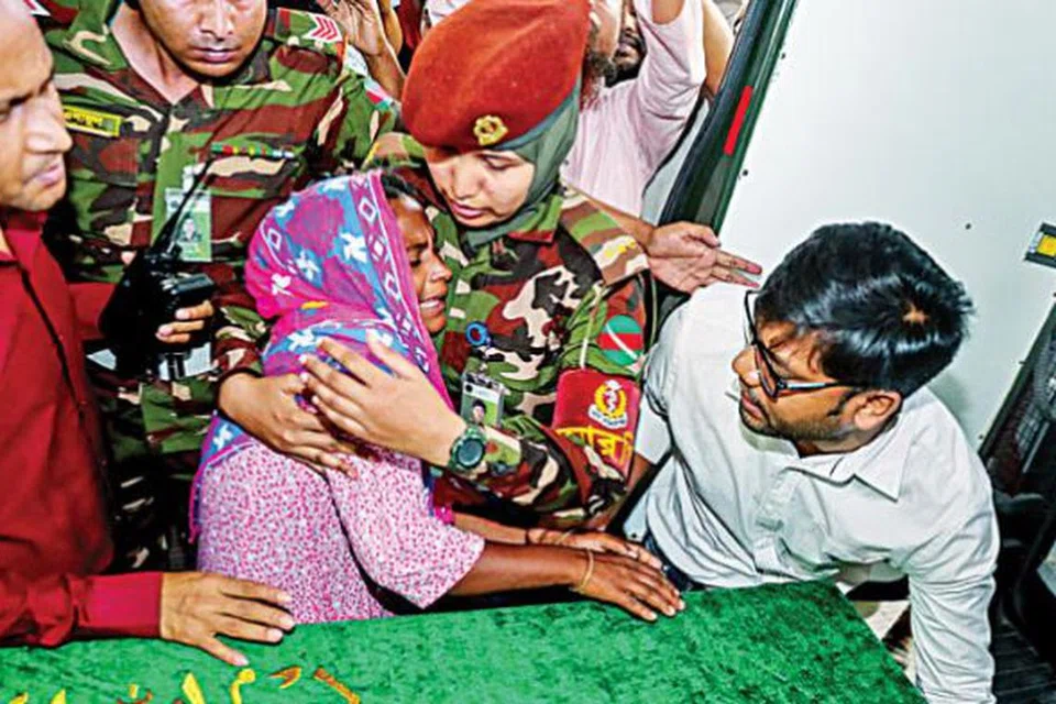 சிறுமியின் உடலுக்கு அருகில் அழும் அவரின் தாயார்.