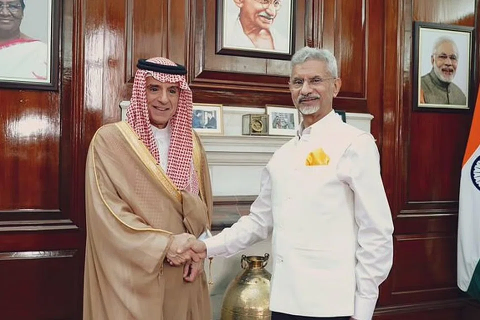 இந்திய வெளியுறவு அமைச்சர் ஜெய்சங்கரைச் சந்தித்த சவூதி வெளியுறவு இணையமைச்சர் அதெல் அல் ஜுபெர்.