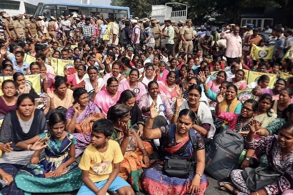 பள்ளிகள் திறக்கப்படும் நிலையில் தொடரும் ஆசிரியர் போராட்டம்