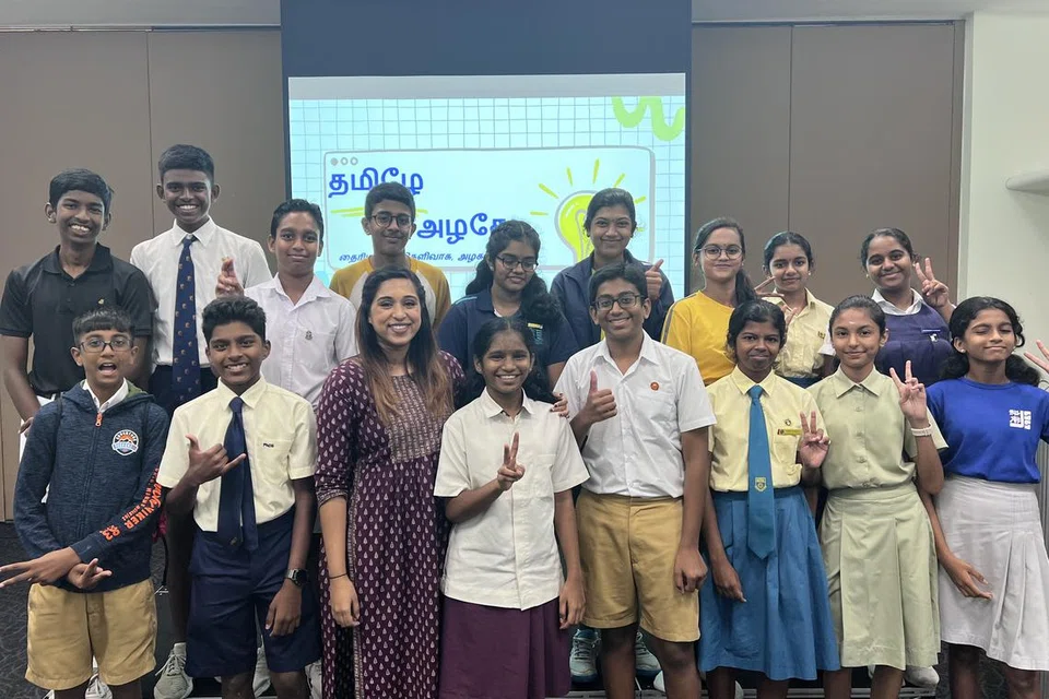 ‘தமிழே! அழகே!’ தமிழ்ப் பேச்சுப் பயிலரங்கில் பங்குபெற்ற மாணவர்களுடன் பயிற்றுவிப்பாளர் இலக்கியா செல்வராஜி, 32 (நடுவில்).