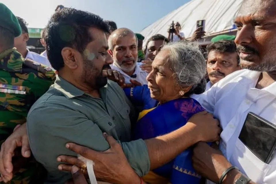 யாழ்ப்பாணம் சென்ற இலங்கை அதிபர் அனுரகுமார திசாநாயக்க வல்வெட்டித்துறையில் மக்களை சந்தித்தார்.
அப்போது, முதிய தாய்மார்கள் அதிபரைக் கட்டி அணைத்து வாழ்த்துத் தெரிவித்தனர். இது குறித்த புகைப்படங்கள் வெளியான நிலையில் , சமூகவலைத்தளங்களில் பலரும் பல்வேறு கருத்துக்களை பதிவிட்டு வருகின்றனர். 