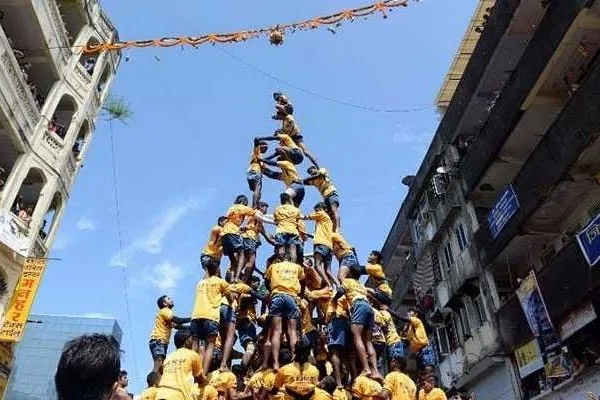 மும்பை உறியடி நிகழ்ச்சியில் விபத்து; இருவர் உயிரிழப்பு