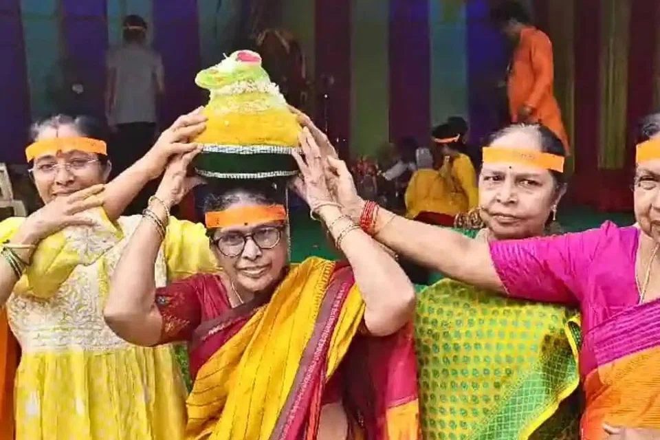 ரிச்மண்ட் விலாஸ் சன் சிட்டியில் விநாயகருக்கு படைத்த லட்டு ரூ.1.25 கோடி ஏலத்தொகையைப் பெற்று சாதனை படைத்துள்ளது.