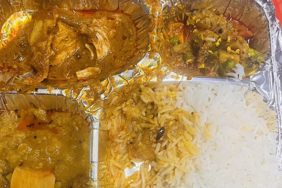 ரயிலில் தமக்கு வழங்கப்பட்ட உணவில் கரப்பான்பூச்சி இருந்ததாக பயணி ஒருவர் குறைகூறியுள்ளார்.