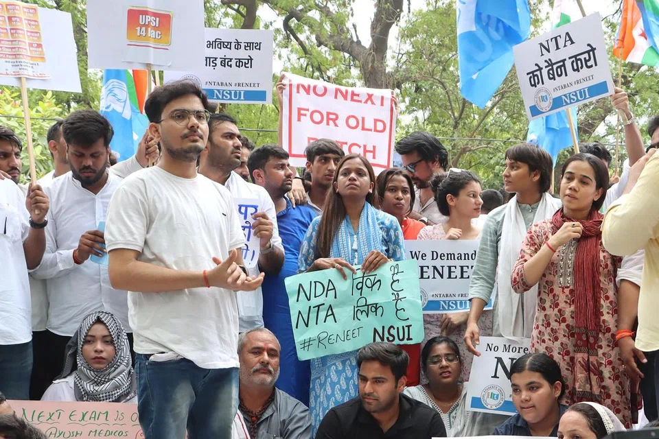 நீட் முதுநிலை ஒத்திவைப்பு மற்றும் நீட் தேர்வு முறைகேடுகளைக் கண்டித்து இந்திய தேசிய காங்கிரசின் மாணவர் அமைப்பான தேசிய மாணவர் சங்க மாணவர்கள் நேற்று புதுடெல்லியின் ஜந்தர் மந்தரில் ஆர்ப்பாட்டத்தில் ஈடுபட்டனர். 