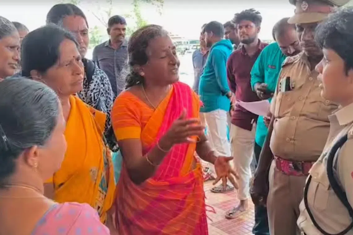 மதுக்கடையை மூடக்கூடாது எனப் பெண்கள் போராட்டம்