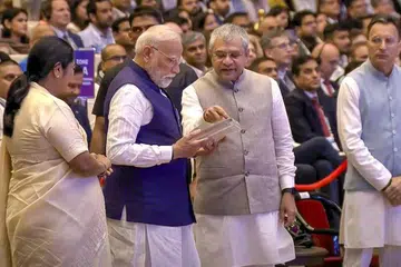 புதுடெல்லியில் நடைபெறும் மூன்று நாள் ‘செமிகான் இந்தியா 2025’ மாநாட்டில் பிரதமர் மோடியுடன் மத்திய அமைச்சர்கள் அஸ்வினி வைஷ்ணவ், ஜிதின் பிரசாதா, டெல்லி முதல்வர், ஒடிசா முதல்வர் உள்ளிட்டோர் கலந்துகொண்டனர்.