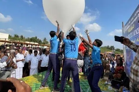 பலூன் மூலம் ஏவப்பட்ட செயற்கைக்கோள் பூமியிலிருந்து 25 கிலோமீட்டர் உயரத்தைச் சென்றடைந்தது.