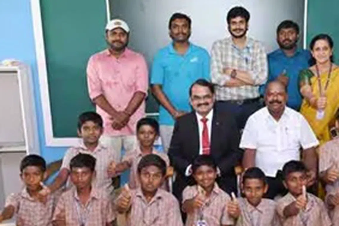 மாநகராட்சிப் பள்ளிக்குத் திடீர் வருகை; மாணவர்களைப் பாராட்டிய விஞ்ஞானி மயில்சாமி