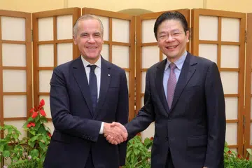 சிங்கப்பூருக்கு வருகையளித்த (இடது) கனடியப் பிரதமர் மார்க் கார்னி, பிரதமர் லாரன்ஸ் வோங்கைச் சந்தித்தார்.