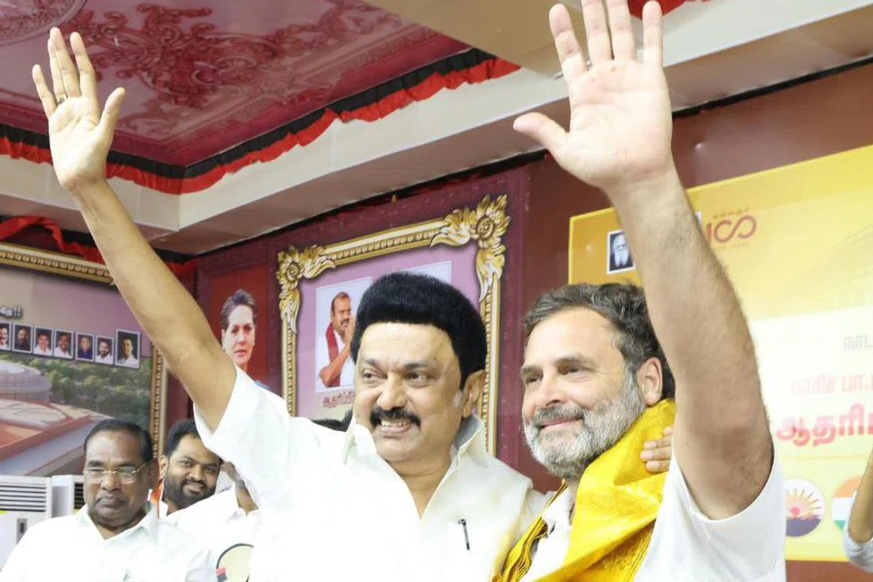 கோவையில் ஒரே மேடையில் தோன்றி வாக்கு சேகரித்த தமிழக முதல்வர் மு.க. ஸ்டாலின், ராகுல் காந்தி.