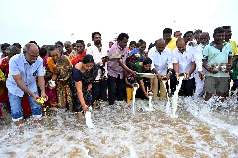 சுனாமி ஆழிப்பேரலையில் உயிரிழந்தவர்களின் 20வது ஆண்டு நினைவு தினத்தில் உயிரிழந்தவர்களுக்காக அவர்களுடைய உறவினர்கள் சென்னை மெரினா கடற்கரையில் கூடி கடலில் பால் ஊற்றியும் மலர்களைத் தூவியும் அஞ்சலி செலுத்தினர்.