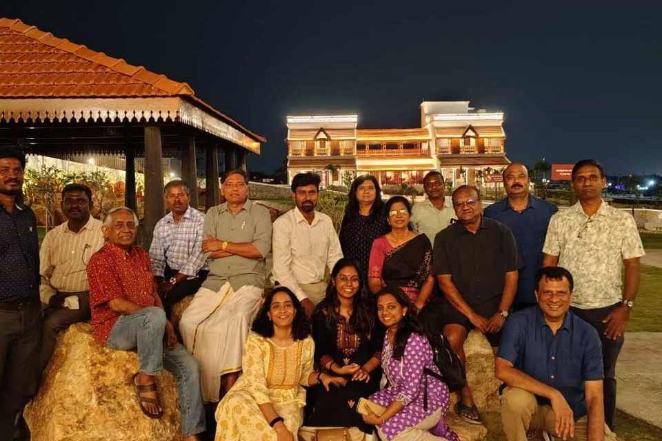 பொருநை அரும்பொருளகத்தின் பின்னணியில் தேசிய நூலக வாரியக் குழுவினரும் அரும்பொருளக அதிகாரிகளும்.