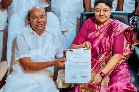 கூட்டணி குறித்த தகவலை அதிகாரபூர்வமாக மார்ச் 20ஆம் தேதி அறிவித்த ராமதாஸ், சசிகலா.