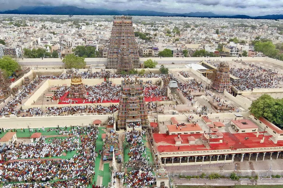 மதுரை மீனாட்சி அம்மன் கோயில் உள்ளிட்ட தமிழகக் கோயில்கள் தொழில்நுட்பக் கோளாற்றால் பாதிக்கப்பட்டன.