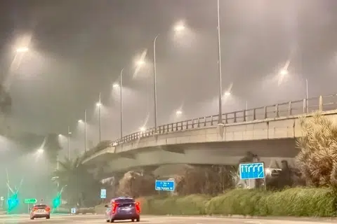 நள்ளிரவில் பிராடல் ரோட்டில் புகைமூட்டம்.