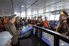 சோ ஹியோன் போர்க்கப்பலை நேரில் சென்றுப் பார்த்தார் வடகொரியத் தலைவர் கிம் ஜோங் உன் (வலமிருந்து இரண்டாவது).