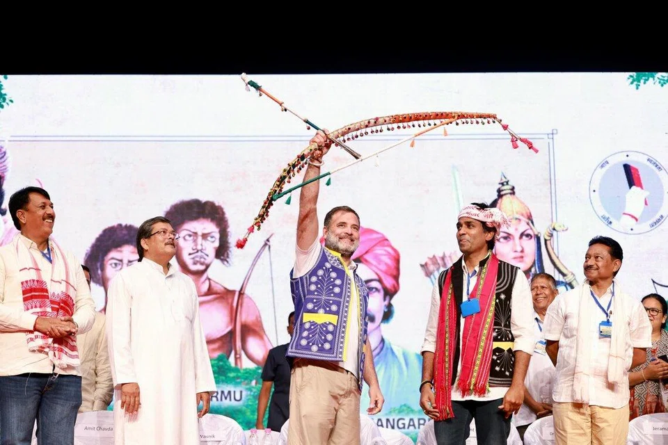 குஜராத்தில் வதோதராவில் நடந்த பழங்குடியினர் ஏற்பாடு செய்திருந்த நிகழ்ச்சியில் ராகுல் காந்தி கலந்துகொண்டார்.
