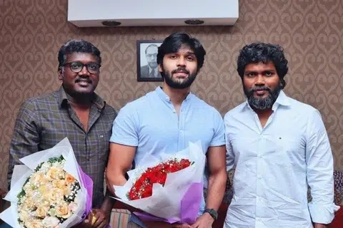‘பைசன்’ பட இயக்குநர் மாரி செல்வராஜ், தயாரிப்பாளர் பா. ரஞ்சித் ஆகியோருடன் துருவ் விக்ரம்.