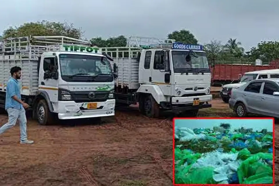 லாரிகளில் ஏற்றப்படும் மருத்துவக் கழிவுகள்.