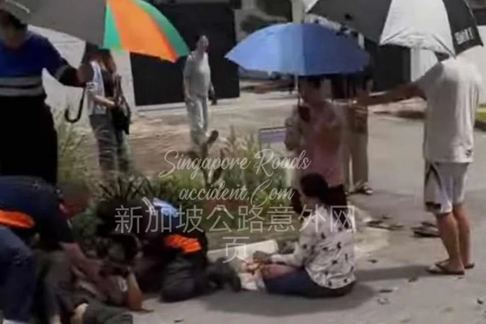 விபத்து தொடர்பான விசாரணையில் 48 வயது கார் ஓட்டுநர் உதவி வருவதாக காவல்துறை கூறியது.