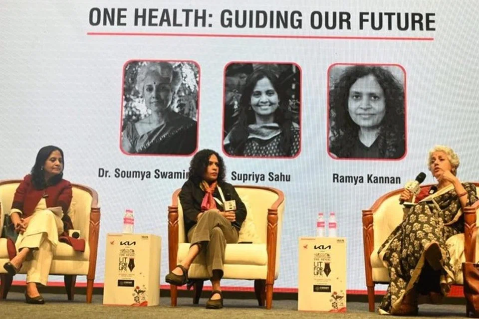 ‘தி இந்து’ குழுமம் நடத்திய 13வது இலக்கியத் திருவிழா 2025ல் கலந்துகொண்ட உலகச் சுகாதார நிறுவனத்தின் முன்னாள் தலைமை விஞ்ஞானி சௌமியா சுவாமிநாதன் (வலது).