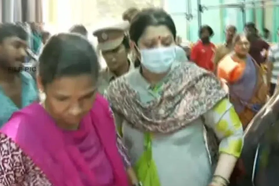  முகக்கவசத்துடன் நடிகை விஜயலட்சுமி.