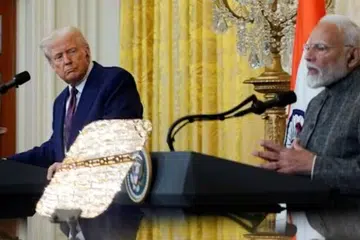 அமெரிக்க அதிபர் டோனல்ட் டிரம்ப்பும் (இடம்) இந்தியப் பிரதமர் நரேந்திர மோடியும் இவ்வாண்டு (2025) பிப்ரவரி 13ஆம் தேதி வெள்ளை மாளிகையில் கூட்டுச் செய்தியாளர் கூட்டத்தில் பங்கேற்றபோது எடுக்கப்பட்ட நிழற்படம்.