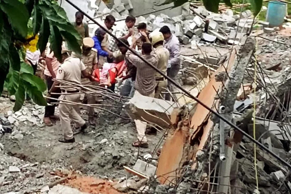 கட்டட விபத்து நடந்த பகுதியில் மீட்புப் பணியாளர்கள் மீட்புப் பணியில் ஈடுபட்டிருக்கிறார்கள்.