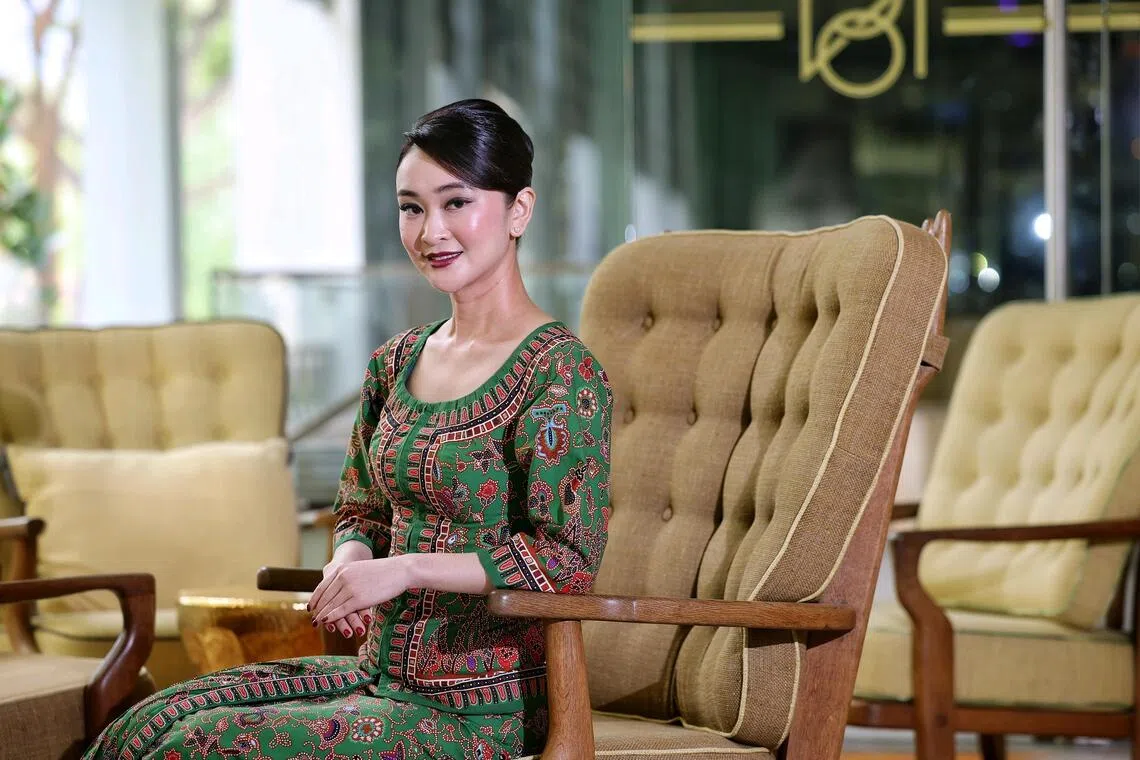 அசுத்தப்படுத்திக்கொண்ட முதிய பயணி; உதவிக்கரம் நீட்டிய விமானப் பணிப்பெண்