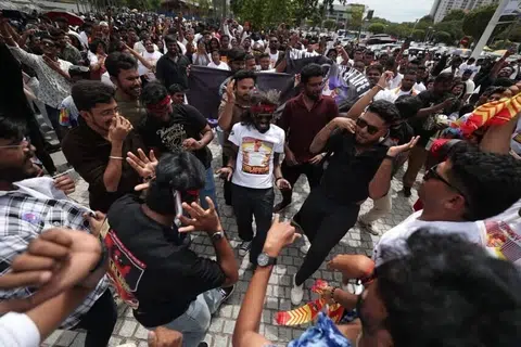 இசை வெளியீட்டு விழாவை முன்னிட்டு புக்கிட் ஜலில் விளையாட்டரங்கிற்கு வெளியே கொண்டாடும் மலேசிய ரசிகர்கள்.