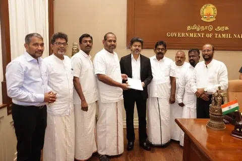 இலங்கை நாடாளுமன்ற உறுப்பினர் கஜேந்திரகுமார் பொன்னம்பலம் (இடமிருந்து நான்காமவர்) தலைமையில் இலங்கைத் தமிழ் அமைப்புகளின் பிரதிநிதிகள் முதல்வர் விஜய்யைச் சந்தித்து கோரிக்கை மனு அளித்தனர்.