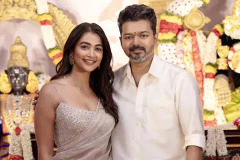 ‘ஜனநாயகன்’ படத்தில் நடிக்கும் பூஜா ஹெக்டேயுடன் நடிகர் விஜய். 