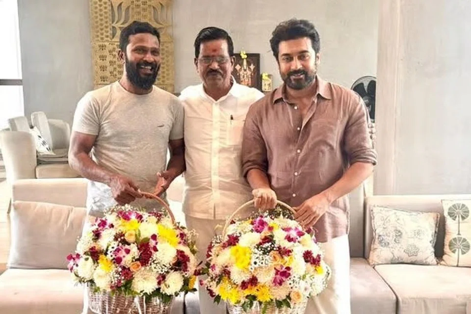 (இடமிருந்து) வெற்றிமாறன், தாணு, சூர்யா.
