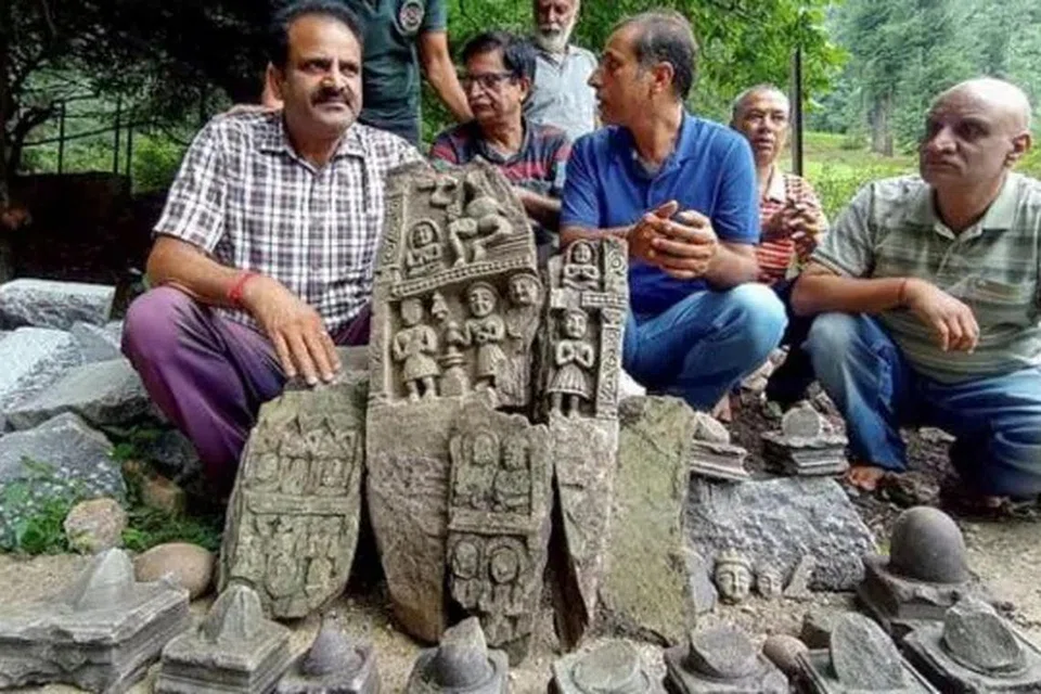 ஜம்மு காஷ்மீர் நீருற்றுப் பகுதியில் கண்டெடுக்கப்பட்ட தொன்மையான சிலைகள்.