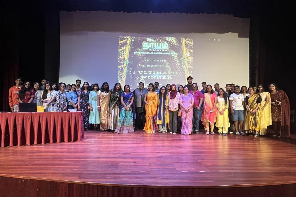 போட்டியில் பங்குபெற்ற மாணவர்களுடன் சிறப்பு விருந்தினர்கள்.