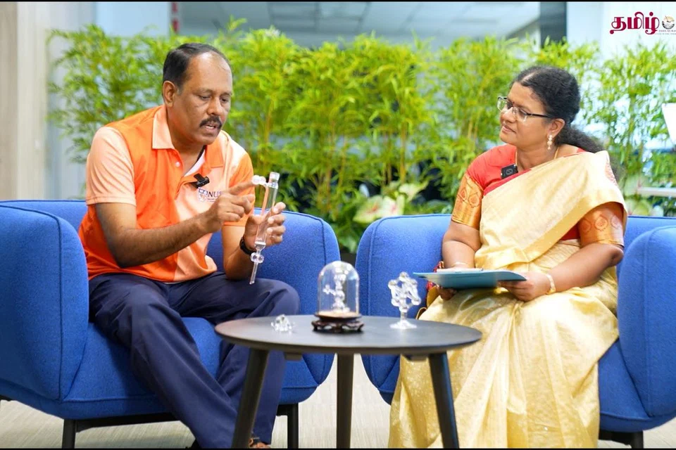 ‘சயன்டிஃபிக் கிளாஸ்புளோயிங்’ முறையில் தயாராகும் கருவிகள், 500 டிகிரி செல்சியசுக்கு அதிகமான வெப்பத்தையும் தாக்குப்பிடிக்கக்கூடியவை என்றார் திரு தசரதராமன் (இடம்).