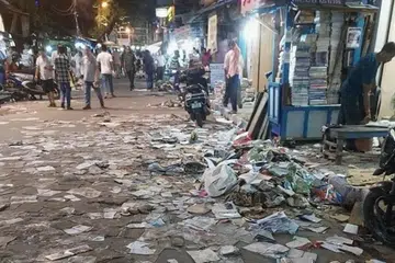 கனமழையால் இந்தச் சந்தையில் இருந்த பல கோடி ரூபாய் மதிப்புள்ள புத்தகங்கள் மழைநீரில் மூழ்கி நாசமாயின.