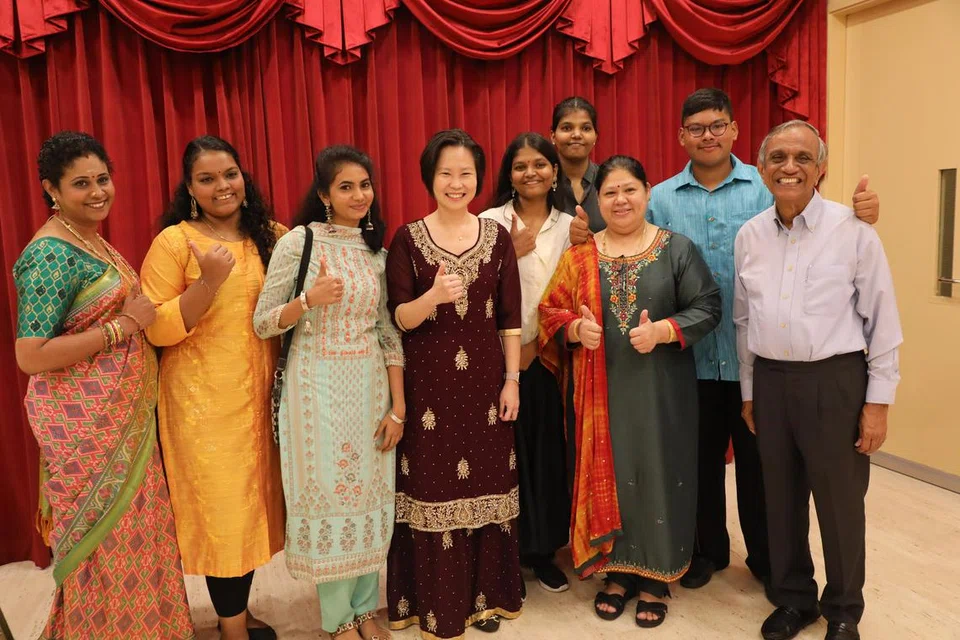 சிவதாஸ்-இந்து அறக்கட்டளை வாரியத்தின் கல்வி உதவித் தொகையைப் பெற்றவர்களுடன் கல்வி, மனிதவள துணை அமைச்சர் கான் சியோ ஹுவாங் (நடுவில்). வலக்கோடியில் இந்தக் கல்வி உதவி நிதிக் குழுவின் தலைவர் என். புருஷோத்தமன். 