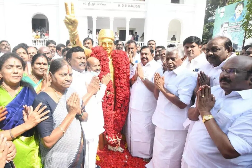 அதிமுக நிறுவனர் எம்ஜிஆரின் 109வது பிறந்தநாளையொட்டி சென்னை அதிமுக தலைமைக் கழகத்தில் உள்ள அவரது சிலைக்கு அக்கட்சியின் தலைமைச் செயலாளர் எடப்பாடி பழனிசாமி மாலை அணிவித்து மரியாதை செலுத்தினார். 