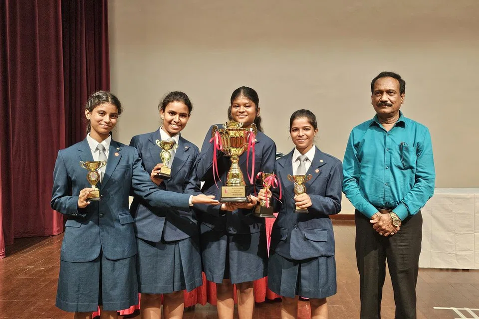 வெற்றிபெற்ற ஆண்டர்சன் சிராங்கூன் தொடக்கக் கல்லூரி மாணவர்களும் அவர்களின் ஆசிரியரும்.