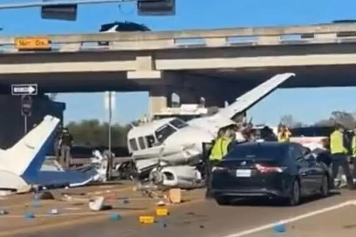 சாலையில் சென்ற கார்கள்மீது மோதி இரண்டாக உடைந்த விமானம் (காணொளி)