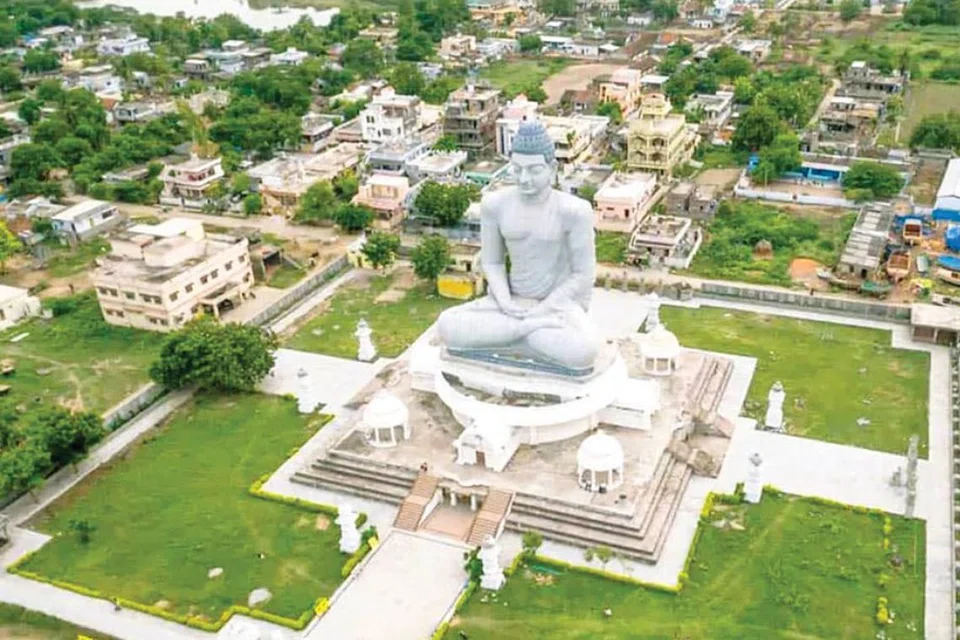 குண்டூர் மாவட்டத்தில் 217 சதுர கிலோ மீட்டர் பரப்பளவில் பரந்து விரிந்துள்ள திறந்தவெளித் திடலில் அமராவதி நகரம் உருவாக்கப்படுகிறது.