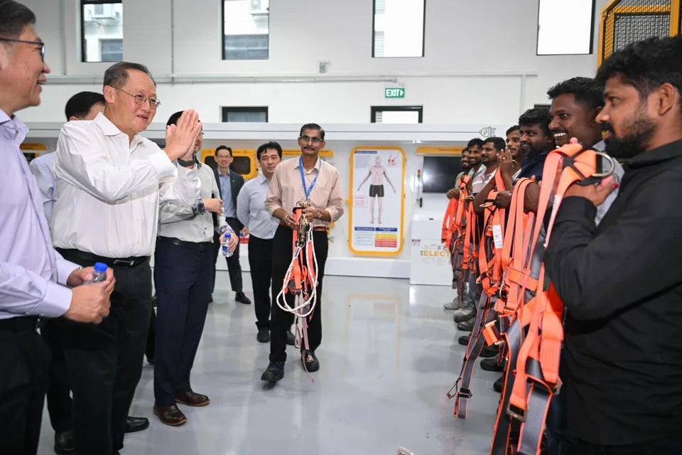 ஜூலை 2ஆம் தேதி, சிங்கப்பூர் கட்டுமான ஒப்பந்ததாரர்கள் சங்க நடுவத்தில் இருந்த சாரக்கட்டுப் பணியில் ஈடுபடும் வெளிநாட்டு ஊழியர்களிடம் பேசும்  மனிதவள அமைச்சர் டான் சீ லெங் (இடது).