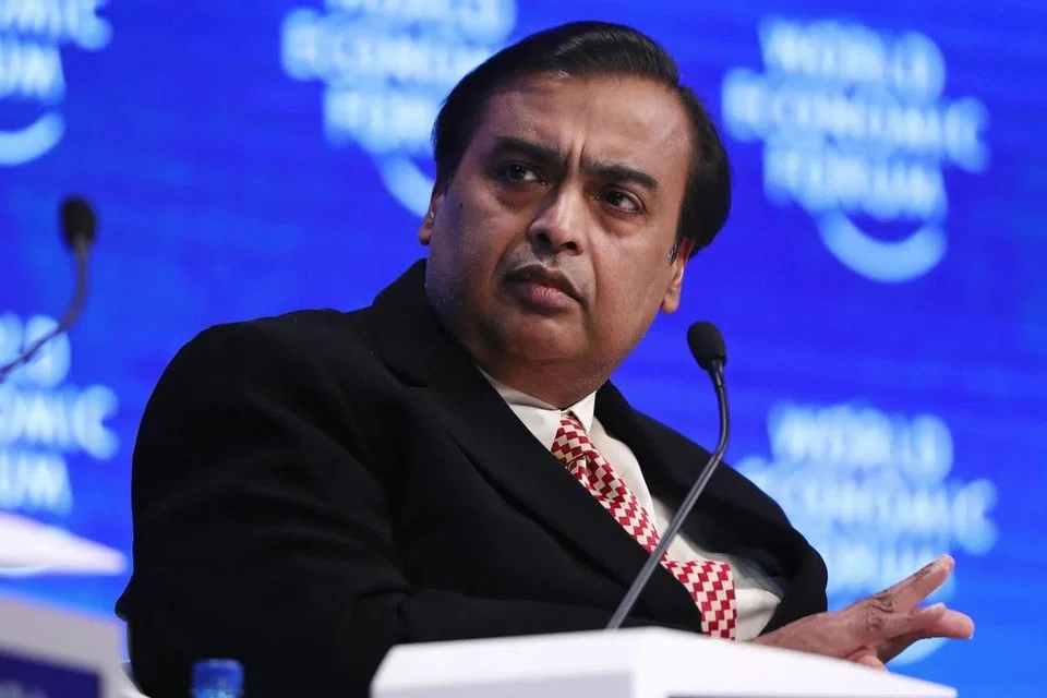 நடப்பாண்டில் ரிலையன்ஸ் நிறுவனப் பங்குகள் சற்று குறைந்ததால், அம்பானியின் சொத்து மதிப்பு கிட்டத்தட்ட 16.9 பில்லியன் டாலர் சரிவைச் சந்தித்துள்ளது.