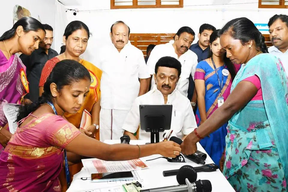 உரிமைத் தொகைக்கு விண்ணப்பிப்பதற்கான நடைமுறையைப் பார்வையிடும் முதல்வர் ஸ்டாலின்.
